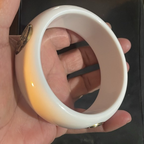 Vintage lucite goldtone studded bracelet - Picture 4 of 5